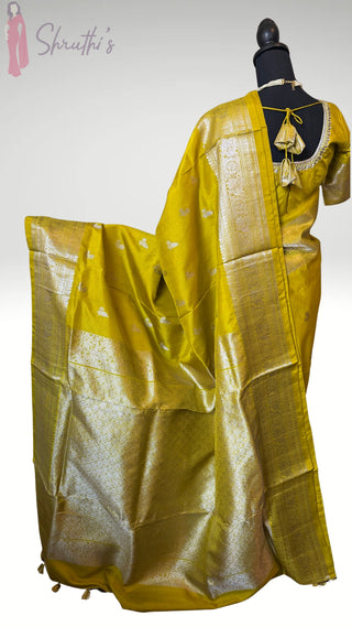 Pure Handloom silk Mehandi Green  butta Gadwal silk saree with stitched blouse embroidered blouse