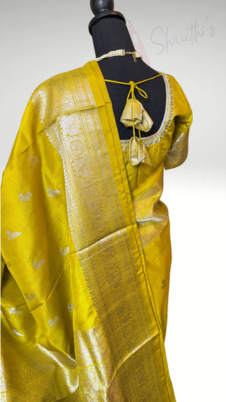 Pure Handloom silk Mehandi Green  butta Gadwal silk saree with stitched blouse embroidered blouse