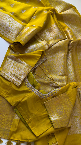 Pure Handloom silk Mehandi Green  butta Gadwal silk saree with stitched blouse embroidered blouse