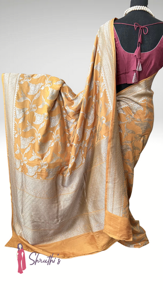 Handwoven mustard Banaras georgette silk saree with silver zari border and pallu, soft and lightweight, stitched blouse included – USA online.