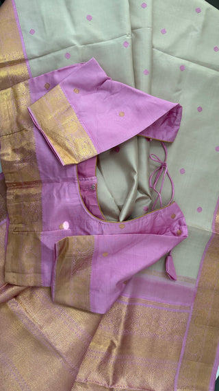 Handwoven pastel Kanchipuram Ven Pattu saree crafted from pure silk with elegant silver zari pallu, ideal for weddings and festive occasions.