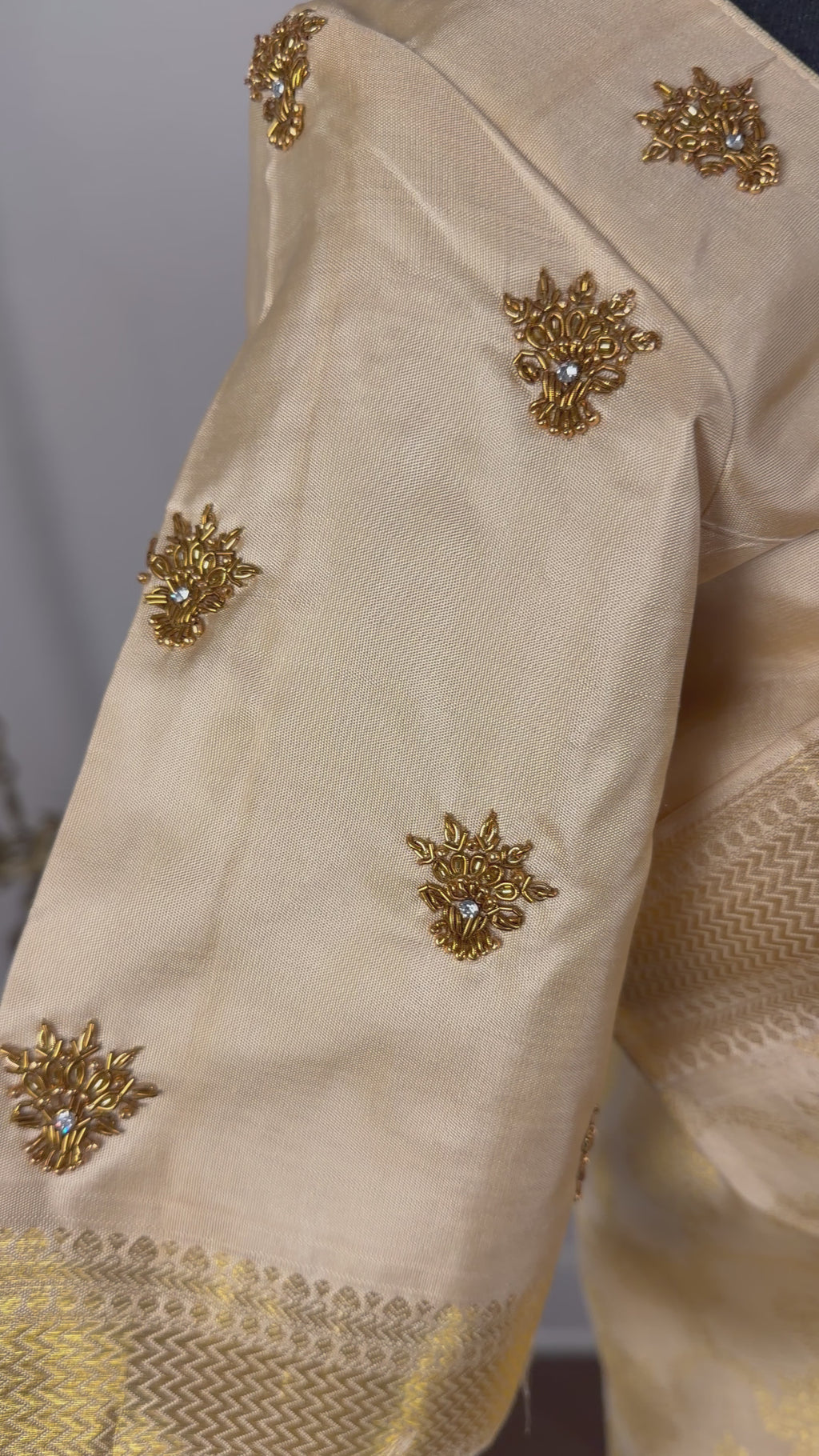 Gold tissue Kanchi pattu handloom saree with antique gold zari border and prestitched blouse, perfect for bridal wedding saree